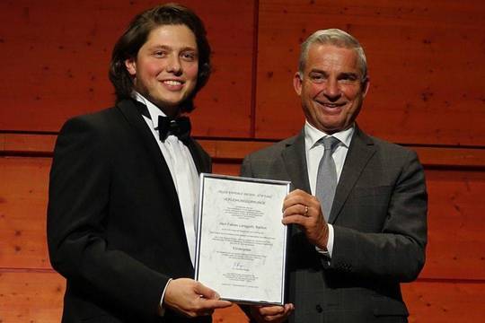 Thomas Strobl überreicht den Preis der Trude Eipperle Rieger-Stiftung an Fabian Langguth.