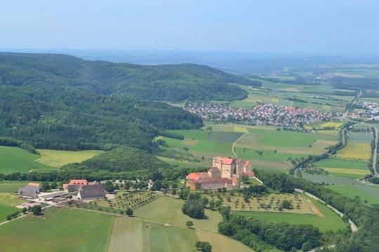 Blick auf die Burg, im Hintergrund Lauchheim