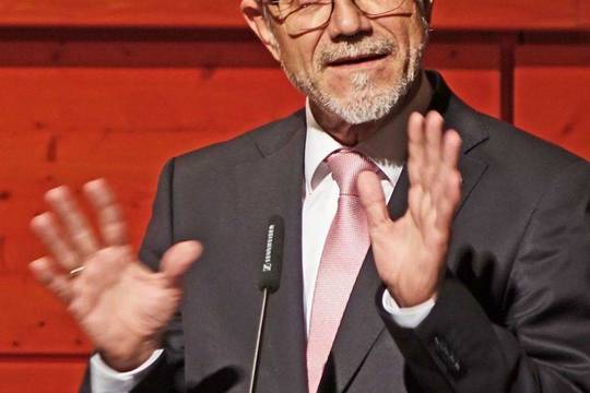 Landrat Klaus Pavel begrüßte die Gäste im Trude Eipperle Rieger-Konzertsaal