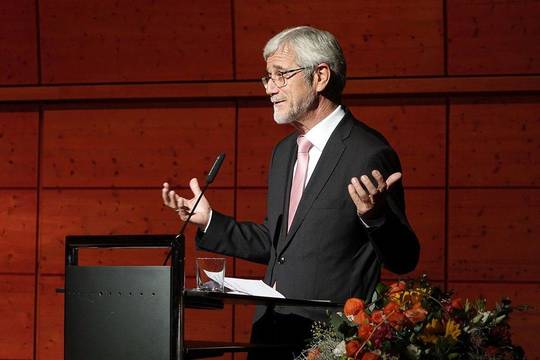 Landrat Klaus Pavel begrüßte die Gäste im Trude Eipperle Rieger-Konzertsaal  