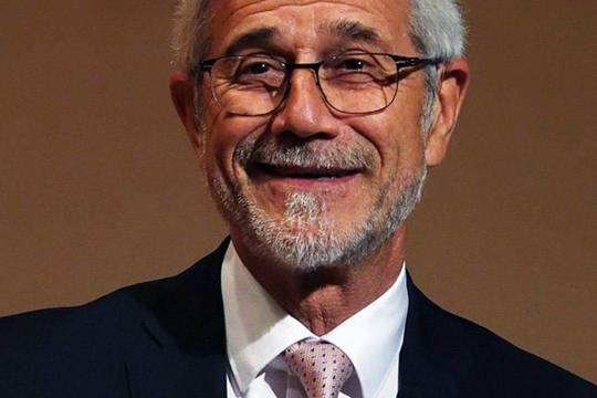 Landrat Klaus Pavel begrüßt die Gäste im Trude Eipperle Rieger-Konzertsaal.
