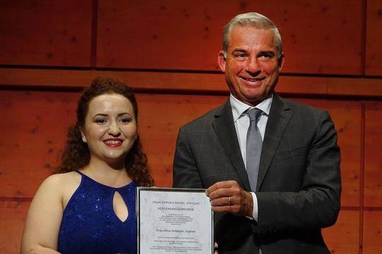 Thomas Strobl überreicht den Preis der Trude Eipperle Rieger-Stiftung an Anna Avdalyan.