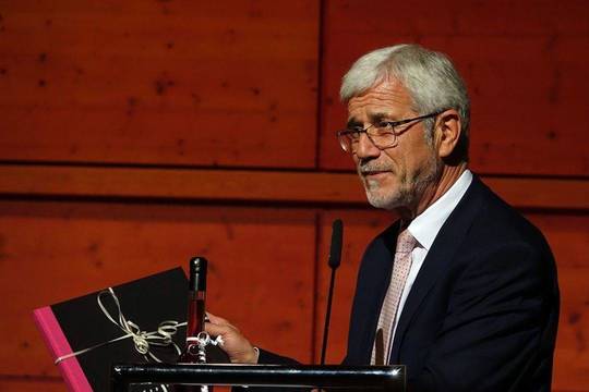 Landrat Klaus Pavel präsentierte den neuen Jubiläums-Bildband "20 Jahre Stiftung Schloss Kapfenburg, 20 Jahre in bewegenden Bildern".